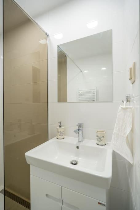 Top Location Central New & Spacious 3 Bdr Apt Medical Academy Sofia Esterno foto