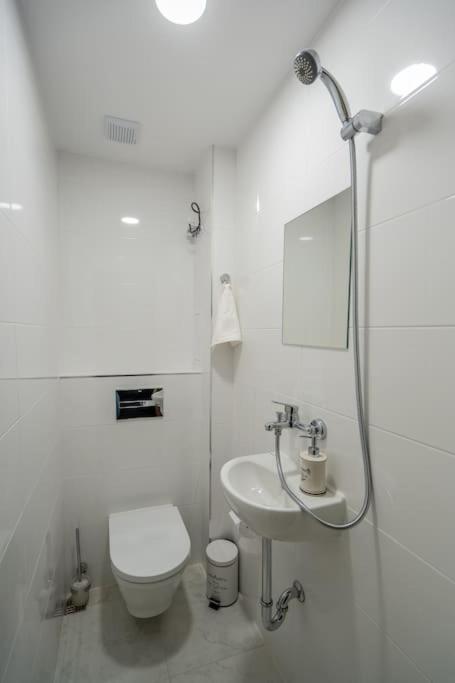 Top Location Central New & Spacious 3 Bdr Apt Medical Academy Sofia Esterno foto