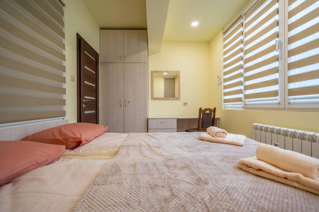Top Location Central New & Spacious 3 Bdr Apt Medical Academy Sofia Esterno foto