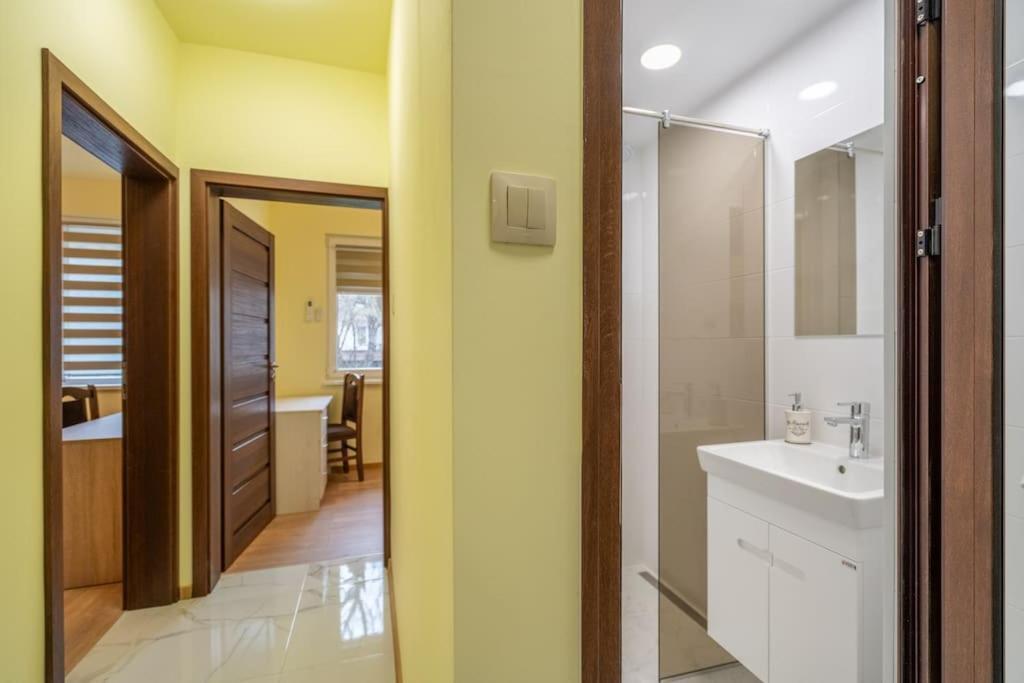 Top Location Central New & Spacious 3 Bdr Apt Medical Academy Sofia Esterno foto